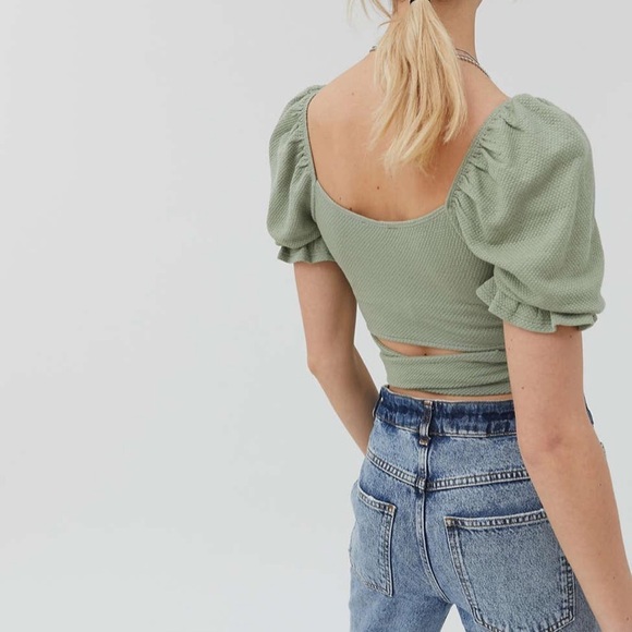 NWOT UO Annie wrap crop top green size M - Picture 3 of 4
